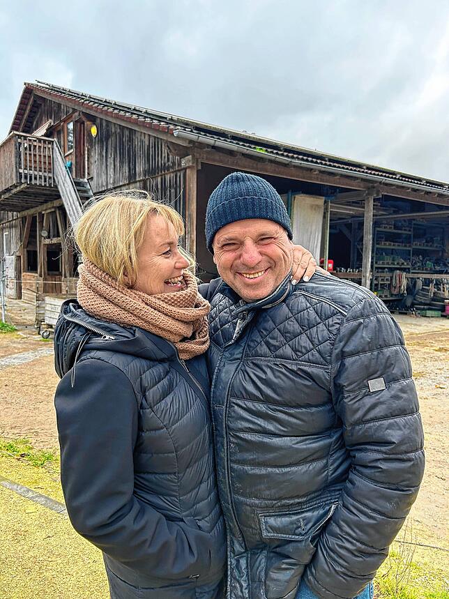 Martin Hahn und Sabine Becker auf dem Helchenhof in Überlingen-Bonndorf.
