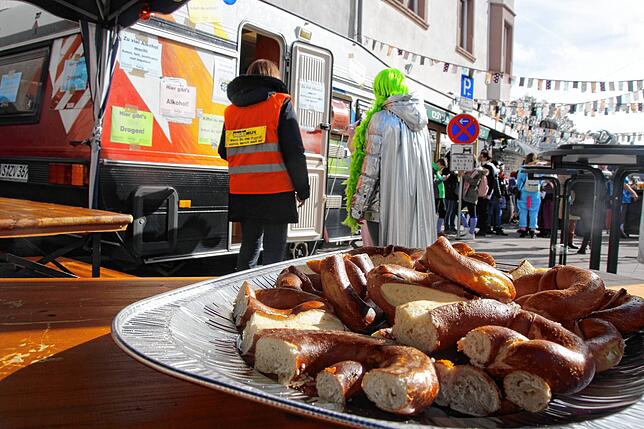 Etwas zu essen – wie hier Brezeln – und zu trinken bieten die Fachstelle Sucht und Pro Familia wieder an Fastnacht für Jugendliche unter ...