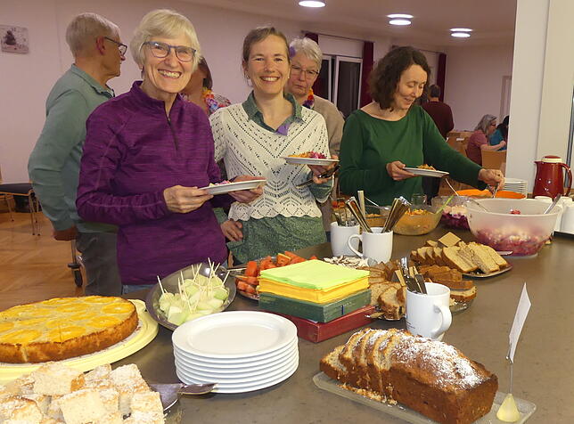 Besucherinnen hatten Speisen von den Cook-Inseln nachgekocht und das Essen mundete den Teilnehmern des Weltgebetstages in Meßkirch.