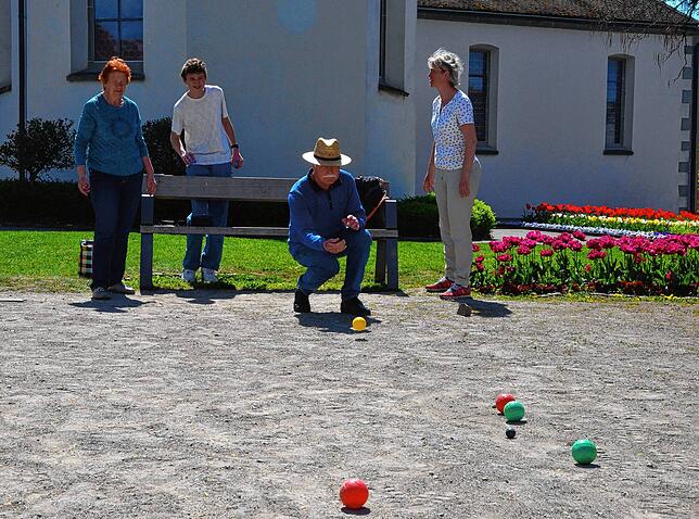 Elke Rudolf, Philipp, Artur Rudolf und Maren Schmoll spielen am Karsamstag Boule.