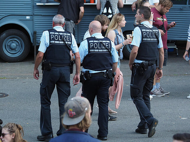 19:41 Uhr: Gegenüber dem Freitag hat die Polizei an Tag Zwei des Campus-Festivals spürbar erhört. Nur einmal müssen die Beamten ...