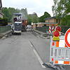 Auf der Brücke über die Deggenhauser Aach in Untersiggingen fräsen Bauarbeiter zunächst die Asphaltdecke ab. Im Hintergrund ein weißer ...