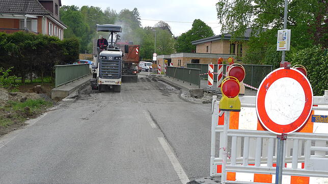 Auf der Brücke über die Deggenhauser Aach in Untersiggingen fräsen Bauarbeiter zunächst die Asphaltdecke ab. Im Hintergrund ein weißer ...