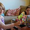 Luise Hetmanczyk (links), heute sieben Jahre alt, spielt zusammen mit ihrer Schwester Nike, 10 Jahre, Playmobil. Mit diesen kleinen ...
