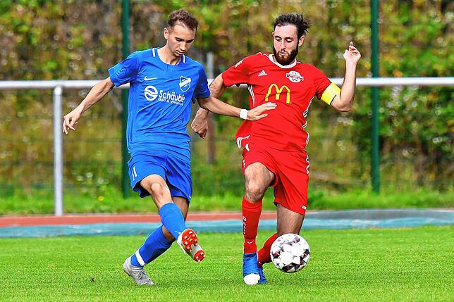 Kommt zurück: Nach einem halben Jahr beim FC Auggen wird Ronald Parti (links gegen Dominik Bitzenhofer vom FC Wallbach) künftig wieder ...