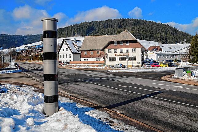 Nicht alle Autofahrer halten sich an die Geschwindigkeitsbegrenzung von 50 Kilometern pro Stunde an dieser Stelle in Schönenbach.
