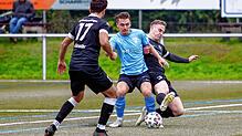 Julian Künstler (Mitte, Archivbild gegen Tennenbronn) hatte den FC Hochemmingen mit 2:0 in Führung gebracht.