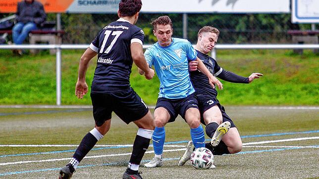 Julian Künstler (Mitte, Archivbild gegen Tennenbronn) hatte den FC Hochemmingen mit 2:0 in Führung gebracht.