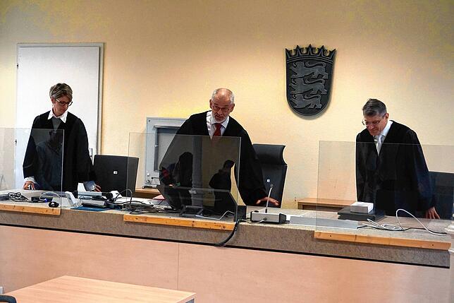 Richter Matthias Schneider (Mitte) muss zusammen mit Richterin Klein (links) und Richter Braun entscheiden, ob dem Kläger Schadenersatz ...