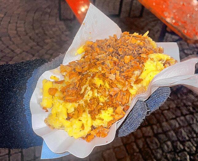 8 Euro verlangt ein Stand beim Singener Weihnachtsmarkt für eine Portion Käsespätzle.