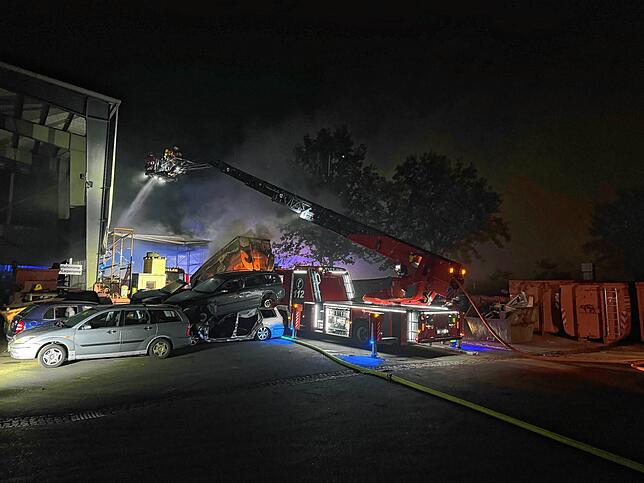 Die Feuerwehr war mit 13 Fahrzeugen und 50 Einsatzkräften vor Ort.