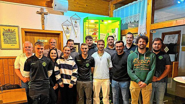 Der Vorstand des FC Furtwangen um den Vorsitzenden Marcel Wehrle (hintere Reihe, Zweiter von links) bei der Hauptversammlung. Bild: FC ...