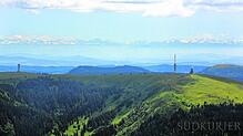 Einmalige Weitsicht: Seebuck (links) und Feldberg (rechts) sind die höchsten Erhebungen im Schwarzwald. Zur künftigen Biosphäre werden ...