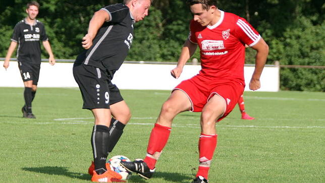 Devin Sarikaya (DJK Villingen/links) und Peter Kerler (SV Hinterzarten) standen sich im Finale des Blitzturniers gegenüber. Hinterzarten ...
