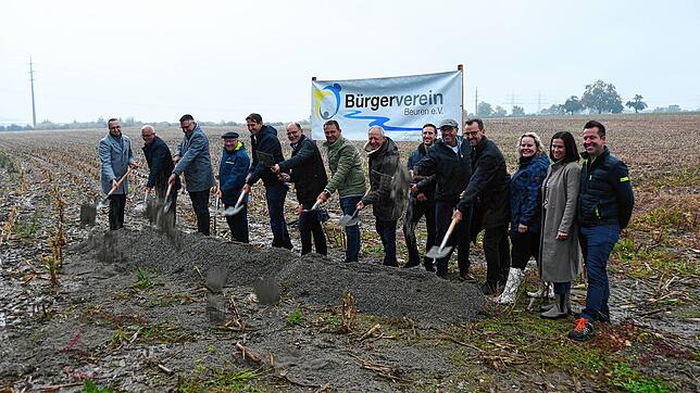 Spatenstich für den Agri-PV-Solarpark bei Singen-Beuren. von links: Dominik Bietinger (Sparkasse Engen-Gottmadingen), Thomas Stockburger ...