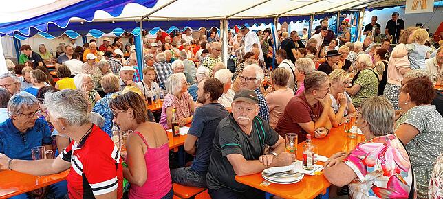Bild 11: Am Sonntag strömen die Besucher nur so nach Meßkirch