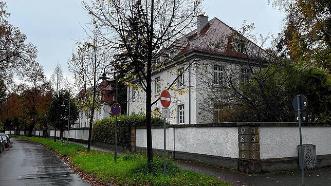 Blick in die Gustav-Schwab-Straße an der Bahnlinie in Petershausen. Hier ist es in der Nacht zum Freitag zu einem Einbruch in ein ...