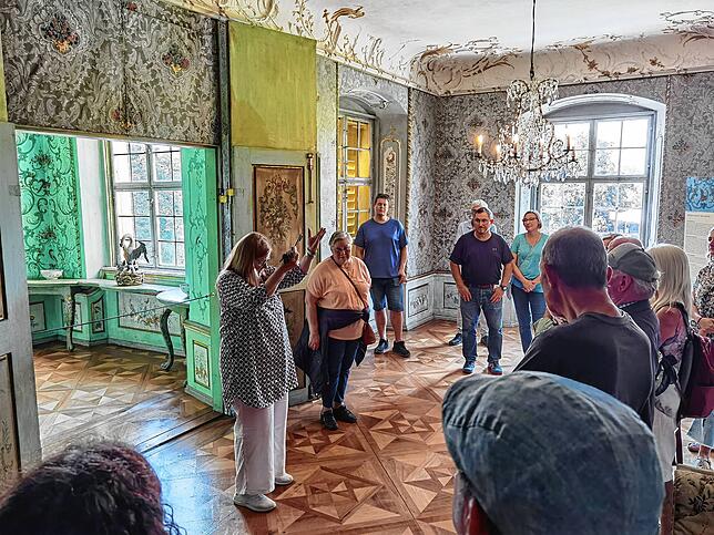 Sylvia Floetemeyer nimmt die Gewinner auf eine unterhaltsame Führung durch das Schloss mit.