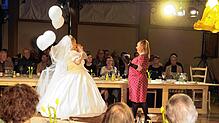 Das gab es noch nie: Theater in der Markuskirche. Das Publikum war als Hochzeitsgesellschaft Teil der Aufführung. Fotos: Ralf Göhrig