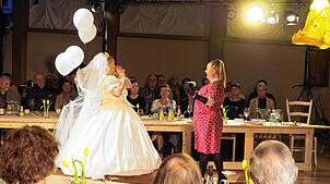 Das gab es noch nie: Theater in der Markuskirche. Das Publikum war als Hochzeitsgesellschaft Teil der Aufführung. Fotos: Ralf Göhrig
