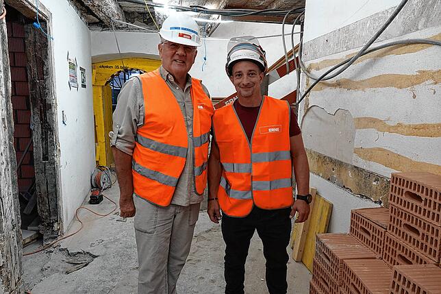 Joe Schnetzler (von links), Projektleiter Modernisierung Museum Schiff, mit Bauführer Christian Lorbek auf der Baustelle im Museum Schiff.