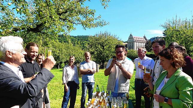 Beste Laune herrscht bei der Verkostung der Naturparkprodukte im Apfelgarten des Klosters Beuron. Der Landtagsabgeordnete Klaus Burger ...