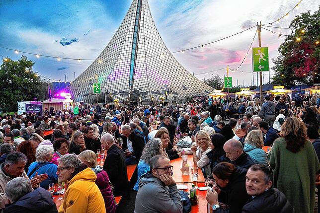Bild 23: Ausgelassene Stimmung beim Radolfzeller Weinfest "Weinwiese" am Konzertsegel