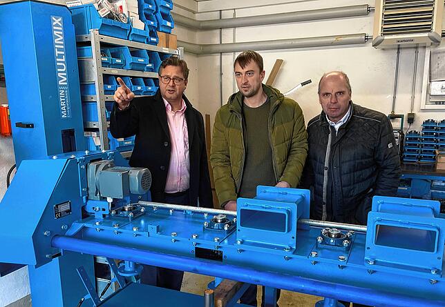 Owingens Bürgermeister Henrik Wengert (links) besuchte mit dem Grünen-Landtagsabgeordneten Martin Hahn (rechts) den Betrieb von Fabio ...