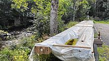 Mit diesem Bauholz wollte der städtische Bauhof eine Hilfskonstruktion errichten, um die Fußgängerbrücke über die Alb provisorisch ...
