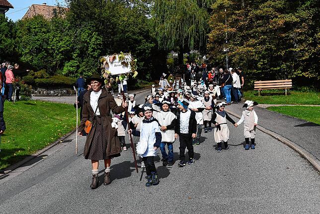 Als kleine Schäfchen kam der Kindergarten Berau zum Umzug.