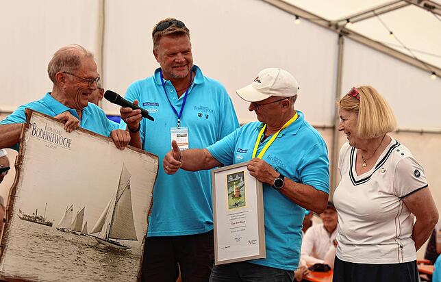Der Chef des OK-Teams, Klaus-Peter Wehner (2.v.r.) feiert bei der 60. Bodenseewoche seinen 70. Geburtstag. Es gratulieren (von links): ...