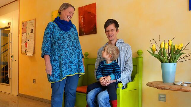 Sie leben gerne mit mehreren Generationen unter einem Dach: Nora Müller und Christian Thurm mit seinem zweijährigen Sohn Jounis.
