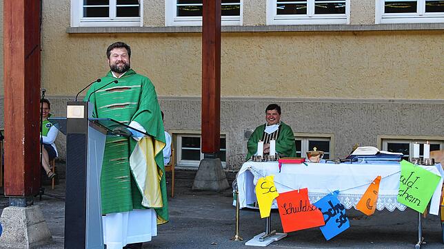Die Seelsorgeeinheit Laufenburg-Albbruck hat einen neuen Kaplan: Philipp Ostertag (links) wurde von Pfarrer Klaus Fietz (rechts) beim ...