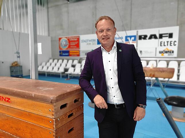Jan Zeitler sieht sich als Förderer des Sports. Hier in der Gerätturnhalle des neuen Sportzentrums auf dem Schulcampus.
