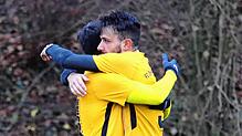 Viet Nguyen Dinh (links) jubelt gemeinsam mit dem Torjäger des FC Öhningen-Gaienhofen, Alessandro Fiore Tapia, der beim 5:0-Sieg seines ...
