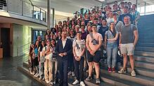 Der Abgeordnete Felix Schreiner (Mitte) mit der 11. Kursstufe des Hochrhein-Gymnasiums Waldshut im Bundestag. Rechts der Lehrer Johannes ...