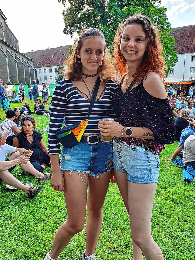 Sind gemeinsam zum Konzert gekommen: Vivien Reufsteck (links) und Faye Broszka aus Langenargen.