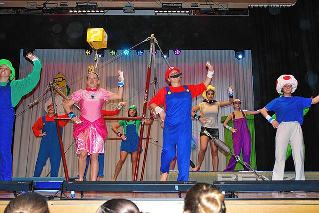 „Super Mario“ zeigt spannendes Turnen am Stufenbarren.
