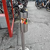 Die kleinen Mülleimer an den Bushaltestellen sind eigentlich nur für Zigarettenkippen gedacht. Laut der Stadt landet aber vor allem ...