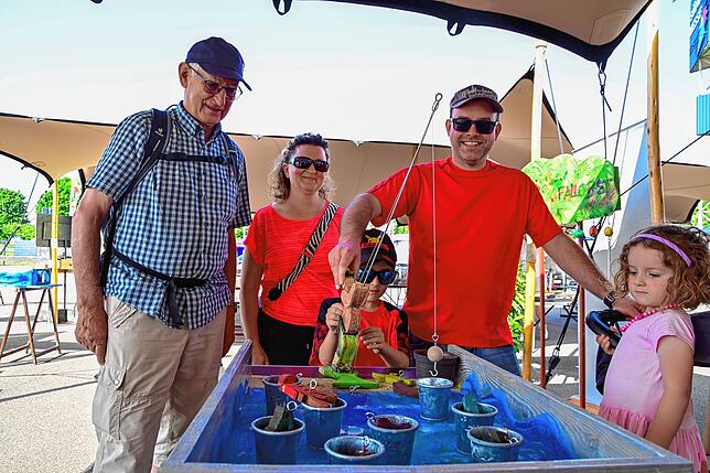 Großer Spielespaß für die ganze Familie. Artur Jäger sowie Anika, Ben, Thomas und Lisa Meier aus Waldshut-Tiengen vergnügen sich am ...