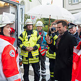 Zum Abschluss der Übung erstatteten die Einsatzleiter der Rettungsdienste dem sichtlich zufriedenen Bürgermeister Johannes Henne Bericht.