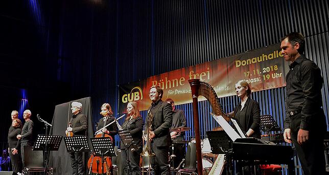 Das Ensemble "Artefakt" nimmt nochmals das Hüfinger Sommertheater ins Programm mit einer wunderbaren Musik von Kai Armbruster (rechts). ...
