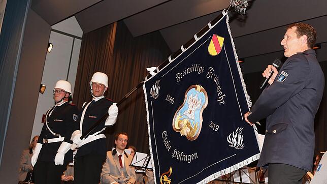 Das Geburtstagskind gönnt sich was. Marc Maier, Daniel John und Gerson Seger (von links) präsentieren die neue Feuerwehrfahne.