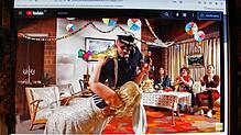 Mäx und Renate bringen mit einem Tango Stimmung ins Wohnzimmer: Hegauer Narren luden zur ersten Live-Fasnacht-Improvisations-Comedy.