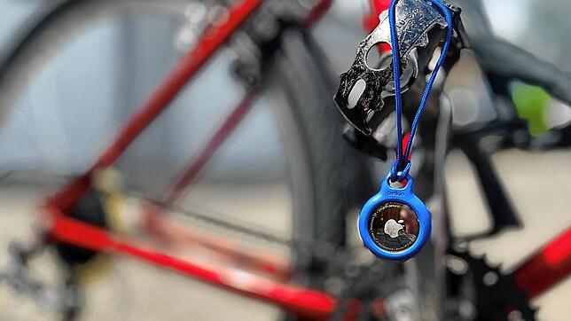 Kleine GPS-Tracker wie der Airtag von Apple können &ndash; gut versteckt am Fahrrad und natürlich nicht am Pedal hängend &ndash; bei der ...