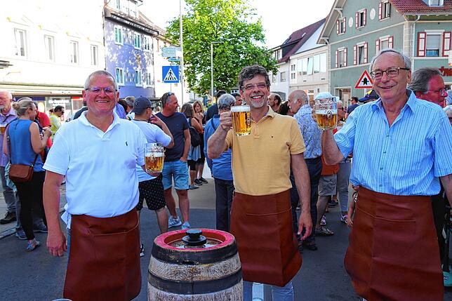 Eröffnung am Freitagabend (von links): Bernd Brielmayer, Ortsvorsteher Riedheim, Bürgermeister Georg Riedmann und Bernhard Grafmüller, ...