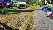 Bislang wird der Wegesrand nördlich der Bahngleise vorwiegend von Wildparkern genutzt. Hier wird nun ein &bdquo;Park and ...