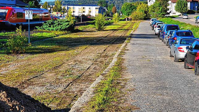 Bislang wird der Wegesrand nördlich der Bahngleise vorwiegend von Wildparkern genutzt. Hier wird nun ein &bdquo;Park and ...