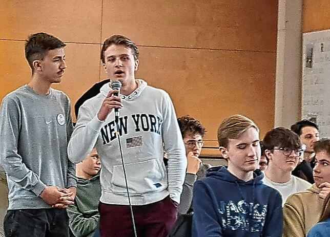 Im Anschluss an die Diskussion gab es für die Schüler die Gelegenheit, Fragen zu stellen.