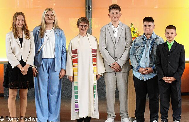 In Blumberg konfirmiert wurden (von links) Nina Lange, Finja Pollmeyer, Diakonin Heike Harmsen-Winterhalter, Robin Conrad, Luca Jegg und ...